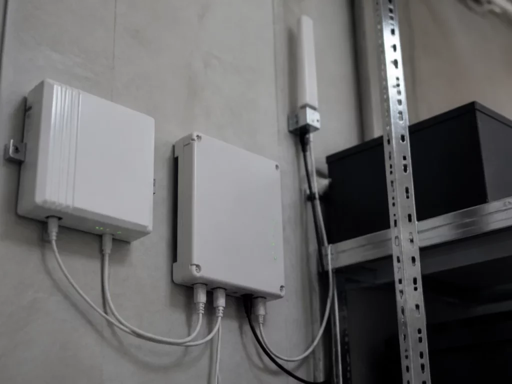 Transmetteur d’alarme relié au réseau dans un local technique, raccordement à un centre de télésurveillance