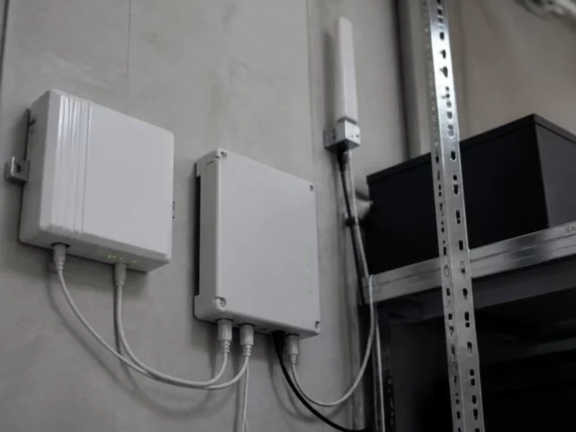 Transmetteur d’alarme relié au réseau dans un local technique, raccordement à un centre de télésurveillance