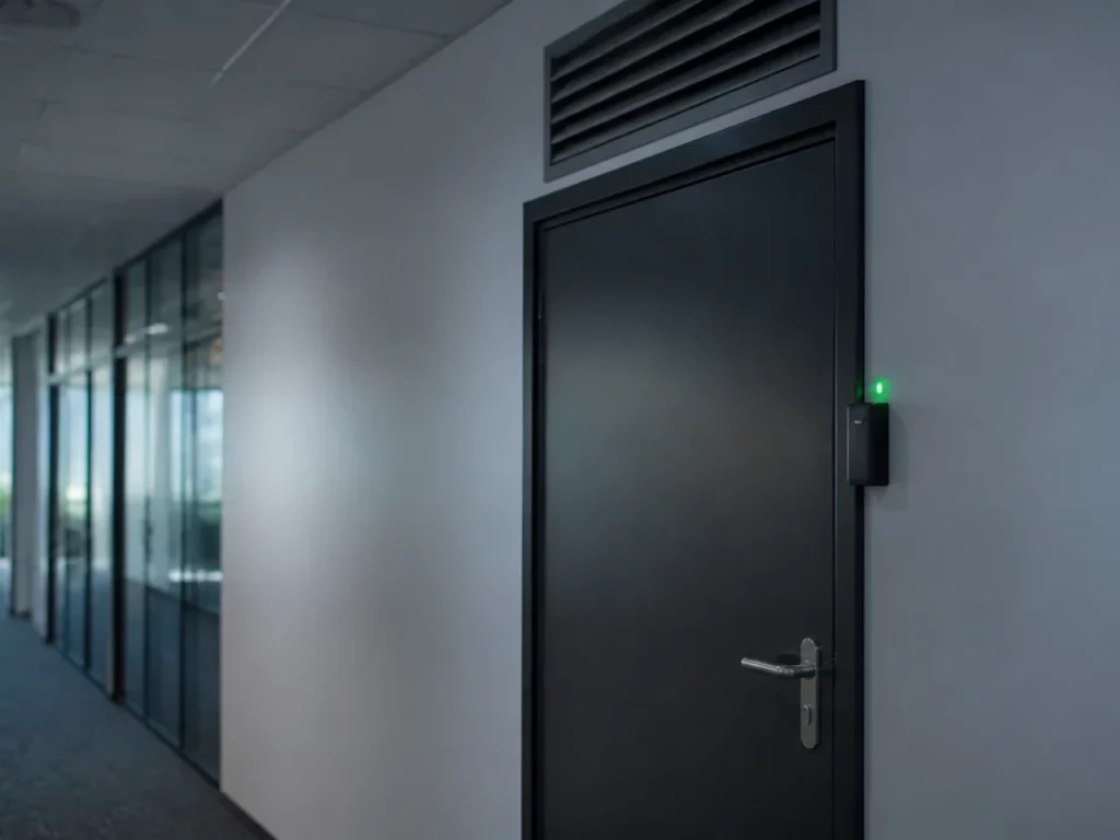 Porte de salle serveurs équipée d’un lecteur sur un plateau loué, contrôle d’accès de bureaux