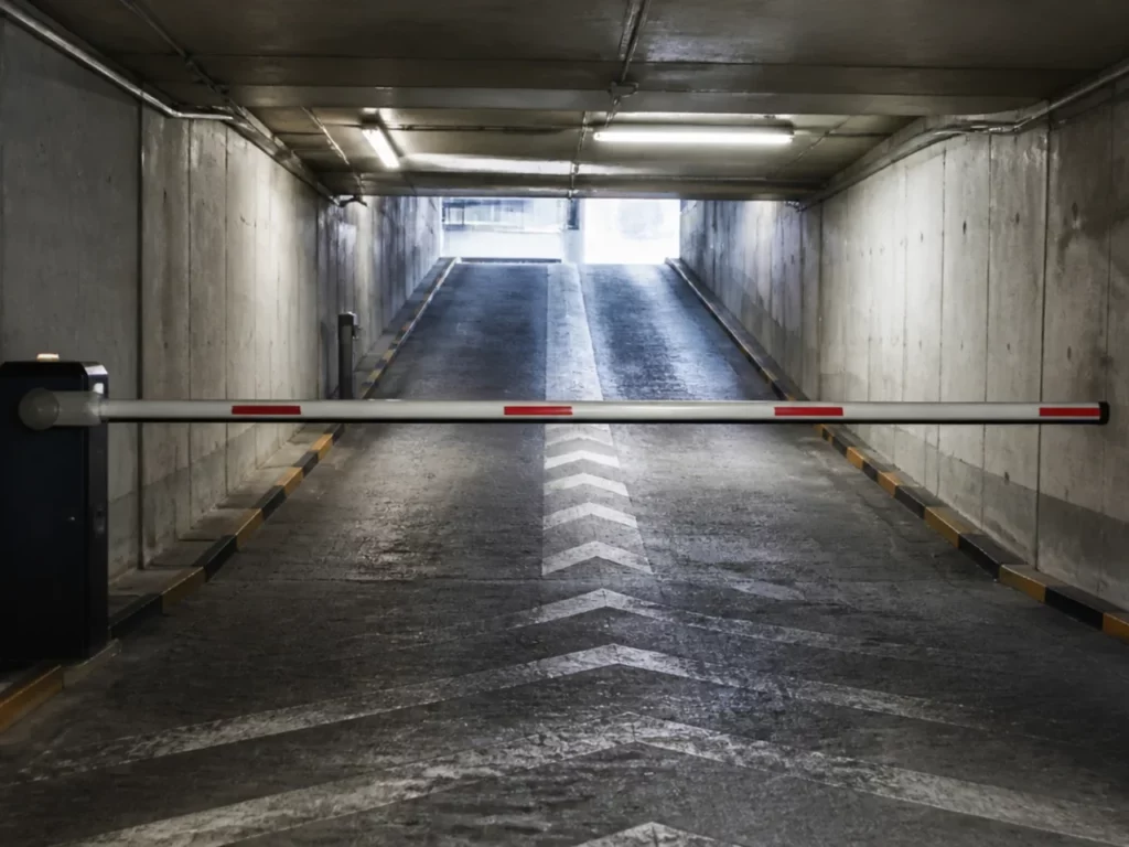 Rampe d’accès et barrière levante d’un parking souterrain, premier point d’entrée à contrôler