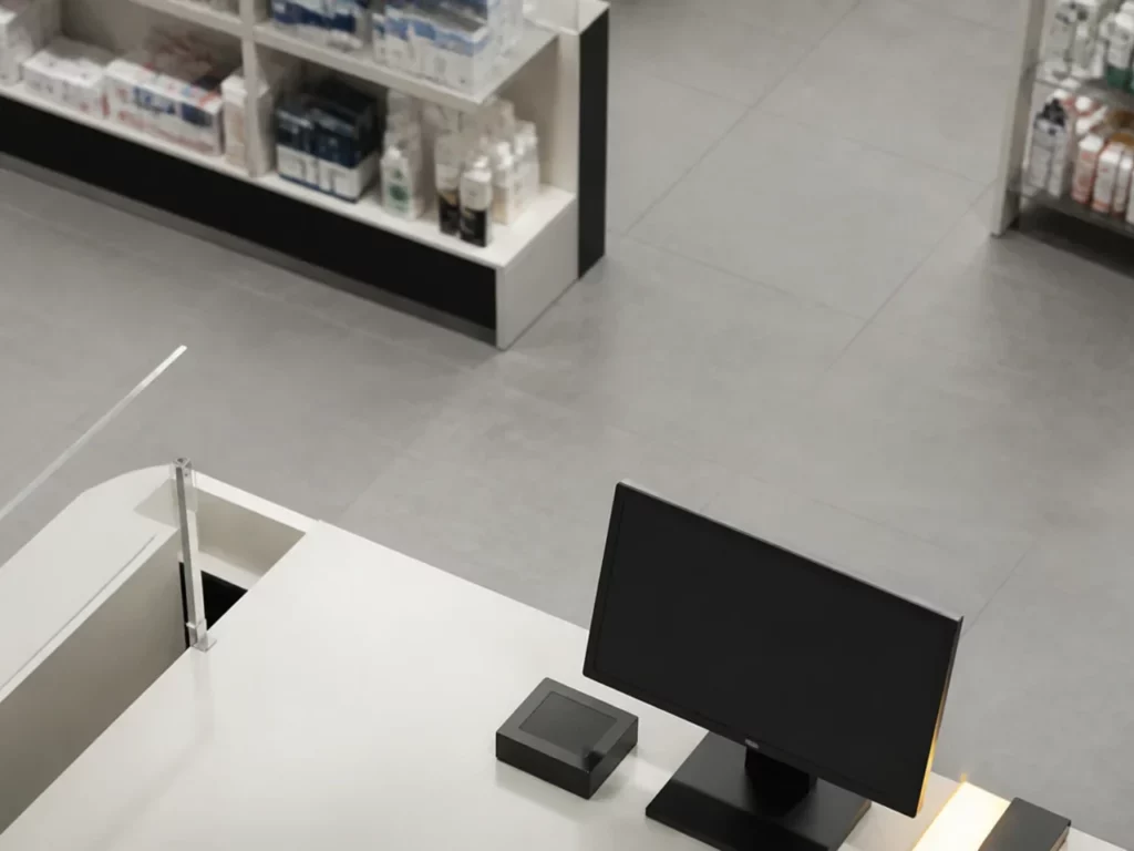 Comptoir d’officine vu en plongée depuis un angle haut, cadrage type d’une vidéosurveillance de pharmacie