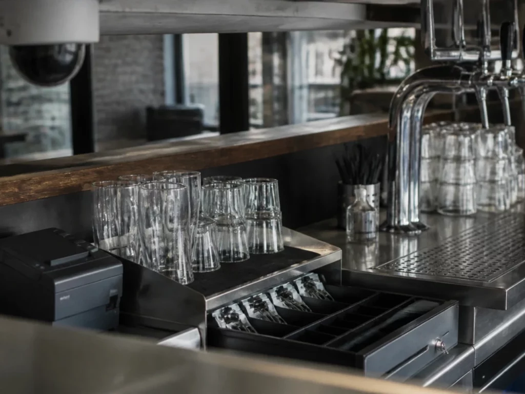 Comptoir de bar avec une caméra placée au-dessus du plan de caisse et du tiroir