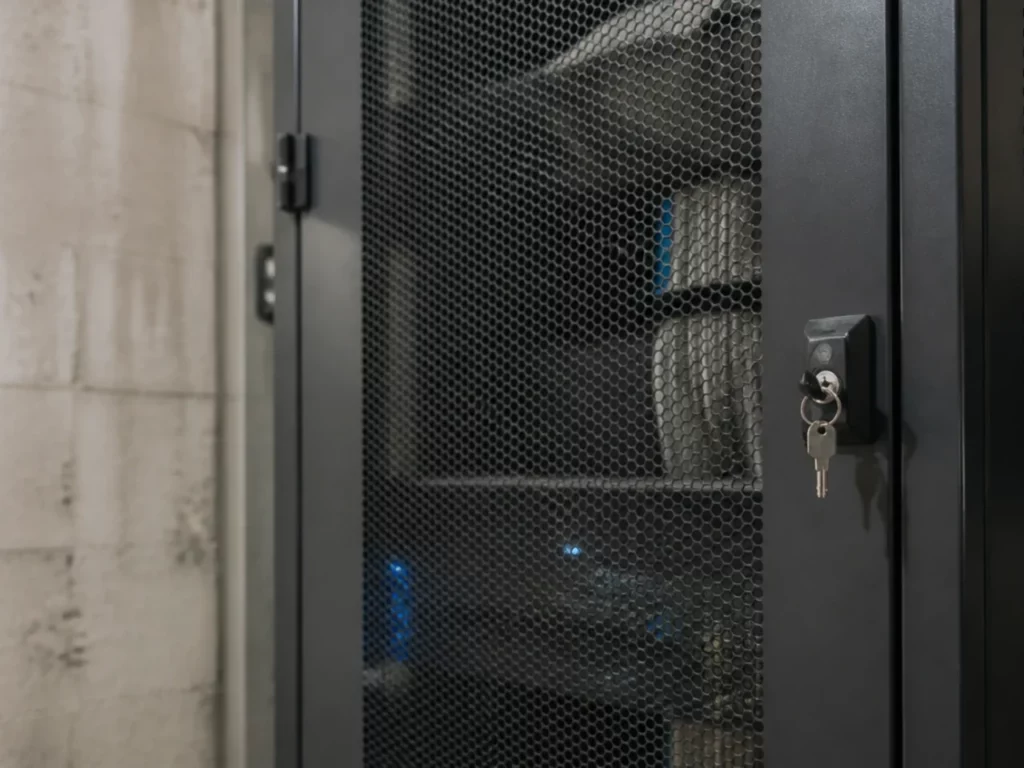 Enregistreur vidéo en armoire fermée à clé, mesure technique appliquée à un système de vidéosurveillance