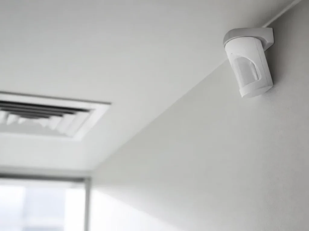 Détecteur de mouvement face à une bouche de ventilation, cause classique d’une alarme qui se déclenche