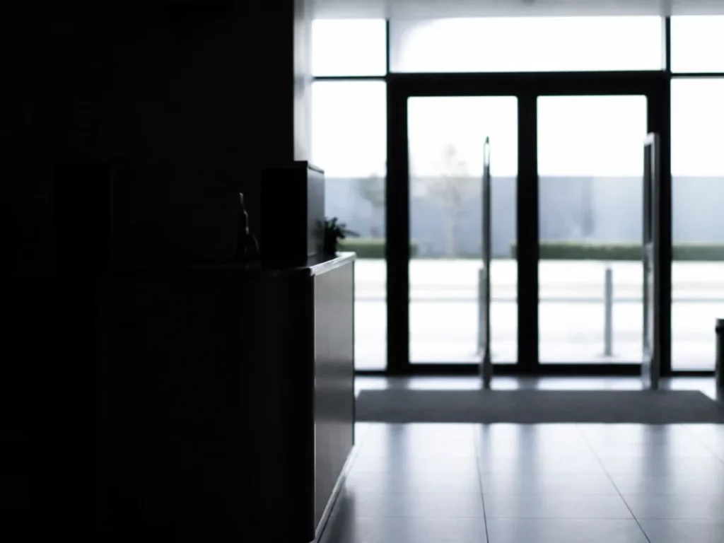 Entrée de commerce à contre-jour avec vitrine surexposée, scène mal exposée pour une caméra de surveillance