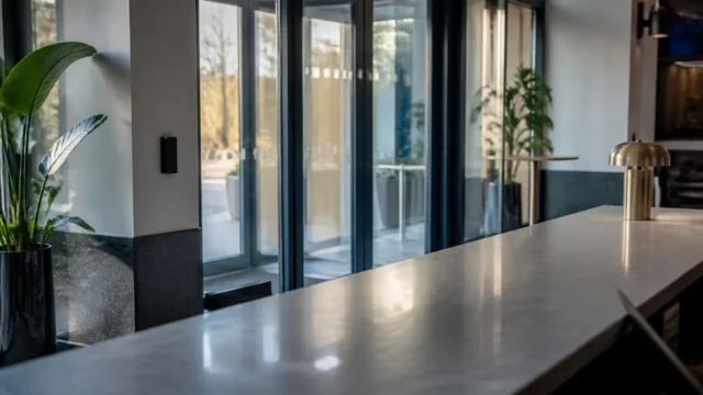 Hall d’accueil d’un établissement recevant du public, portes vitrées fermées et lecteur de badge à l’entrée
